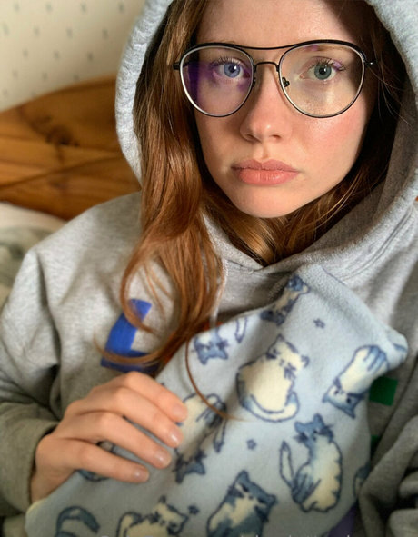 charlotteglowsup actrice libre des photos