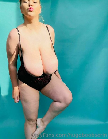 hugeboobserin étoile chaude des photos