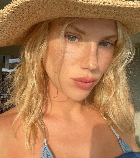 Charlotte McKinney modèle exclusif image