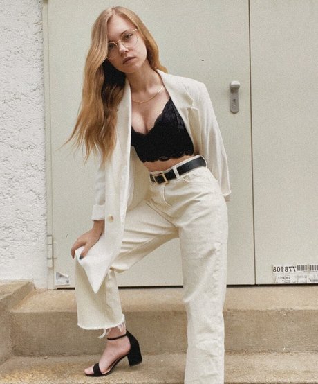 Anna Kauer haut modèle galerie