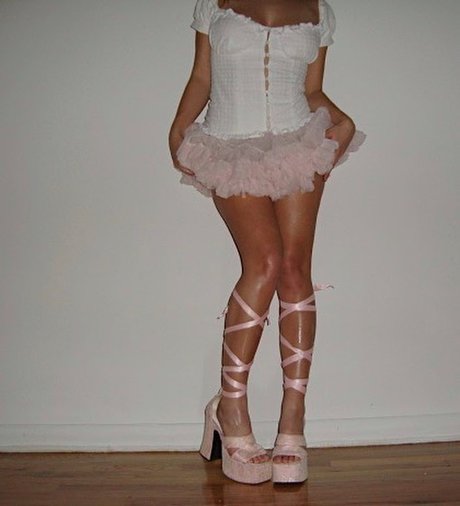 Ester Dobrik modèle joli des photos