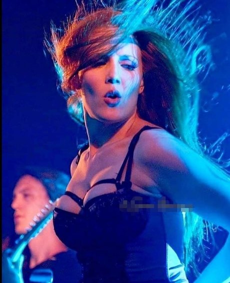 Simone Simons modèle xxx des photos