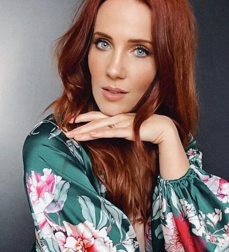 Simone Simons étoile sexy archive