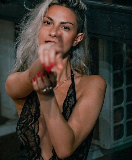 Emilia Kira star du porno sympa photos