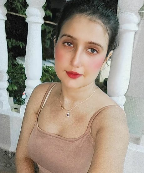 Aniza Hazel star érotique images