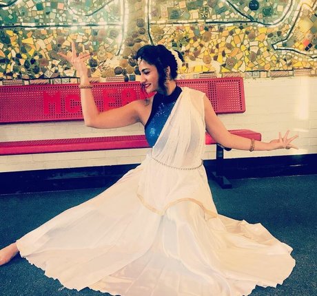 Komal Bhagat actrice érotique image