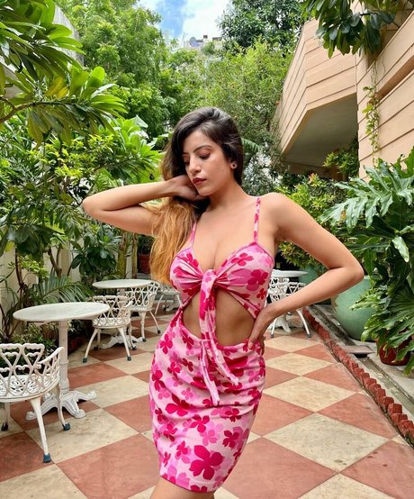 Akshita Dutta modèle exclusif des photos