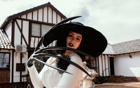 Lady Dimitrescu étoile de l'art photos