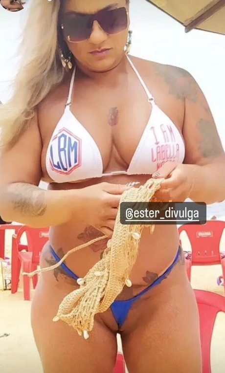 Esther Exhib modèle chaud img
