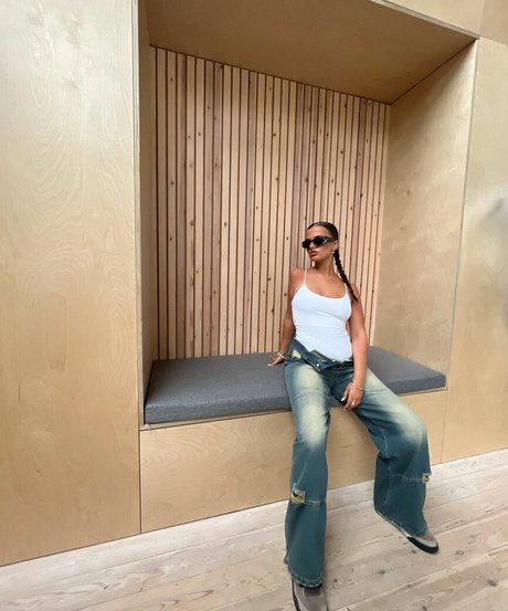 Isabella Evans modèle xxx galerie