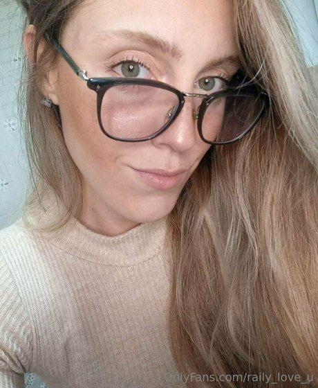 ébène maigre onlyfans assez nue image