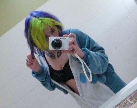 DeviousAdorei étoile adulte des photos