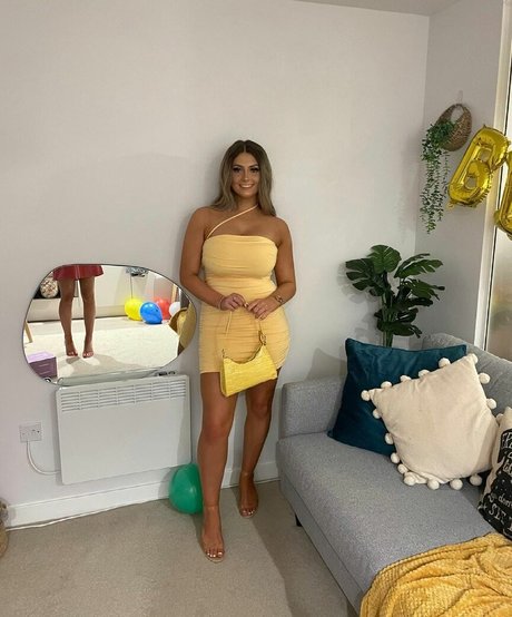 Millie C modèle chaud image