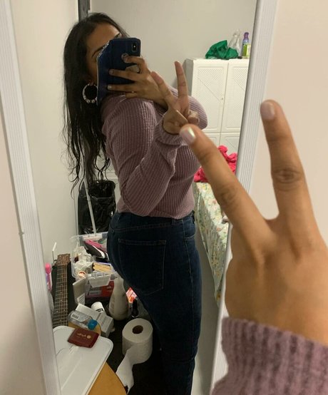 Desi Aurora actrice chaude image