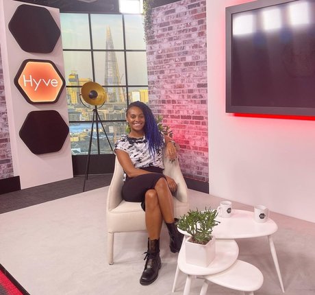 Lucy Hedges star exclusive galerie