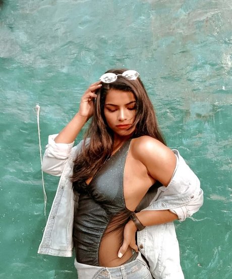 Nidhi Goel modèle parfait galeries