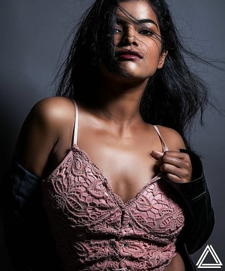 Nidhi Goel actrice hd galerie