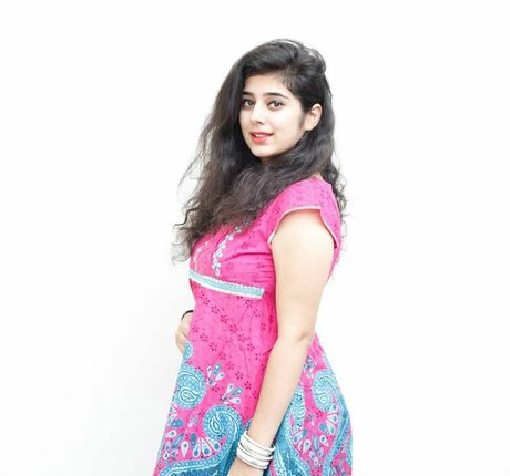 Apoorva Bhalla actrice adulte photos