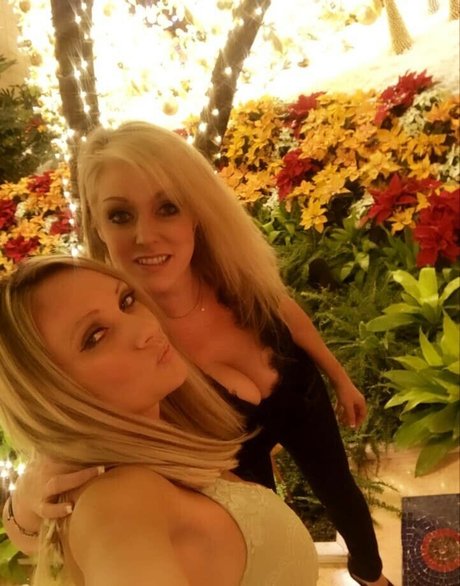 Jami Marie Akaport Barbie modèle pornographique images