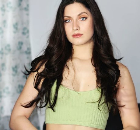 Ashley Jolly modèle chaud images