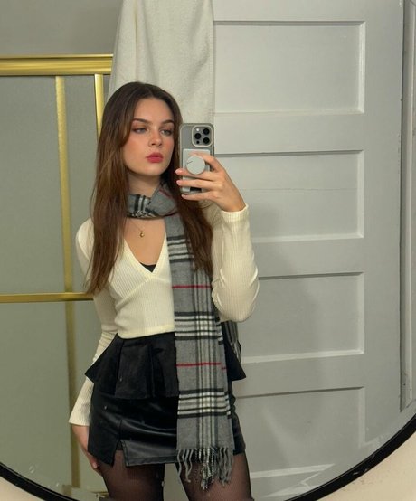 McKenzie Bell étoile nue galeries