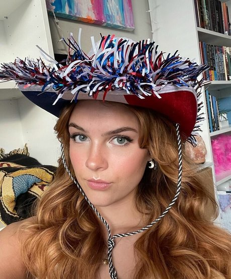 McKenzie Bell actrice sexy images