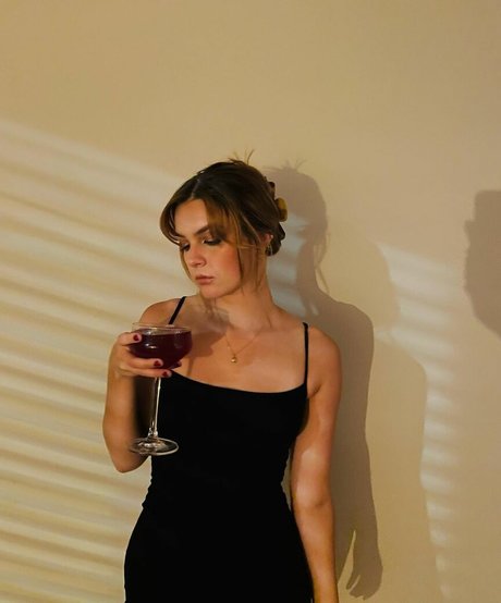 McKenzie Bell modèle adulte archive