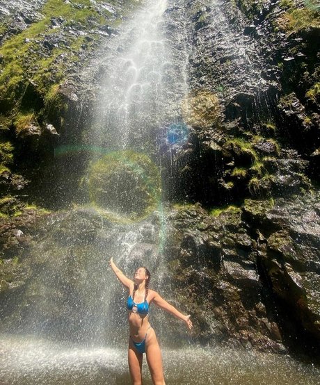 McKenzie Bell modèle nu images