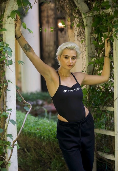 Allie Alina modèle images