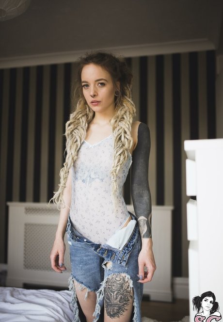 Mundi actrice de nus img