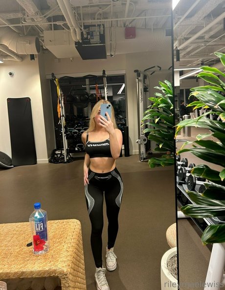 rileymaetwo étoile exclusive images