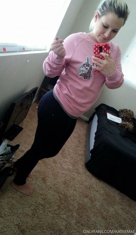 katiiemaedagoat modèle exclusif photo