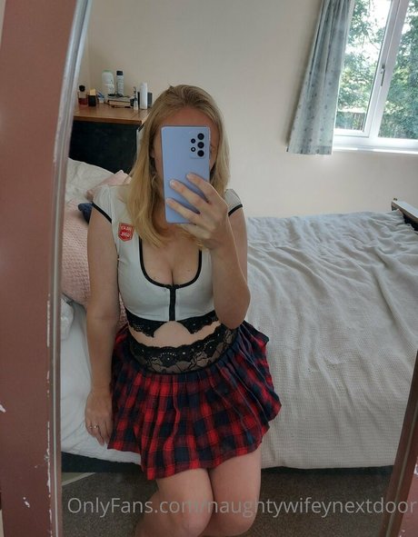 naughtywifeynextdoor modèles nus images