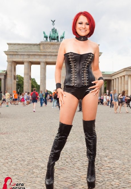 Lara Larsen actrice de nus collection