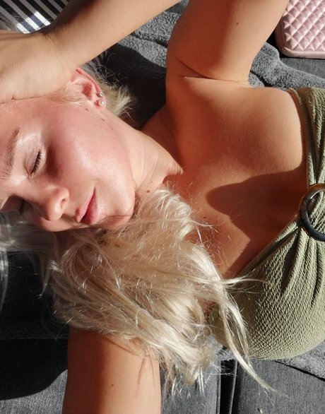 Emilia Linden star du porno chaude archive