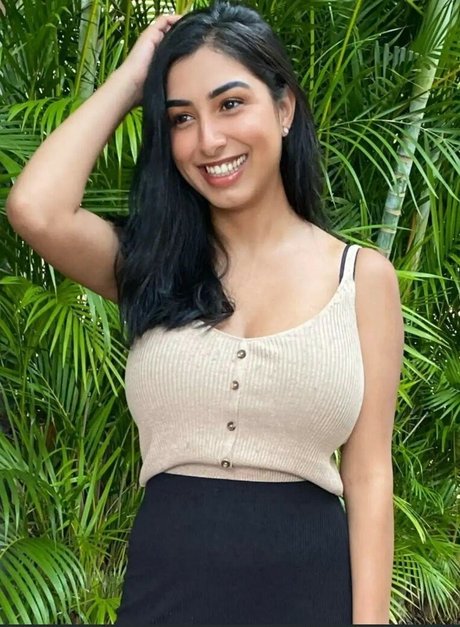 Sasha Kalra jolie étoile photos