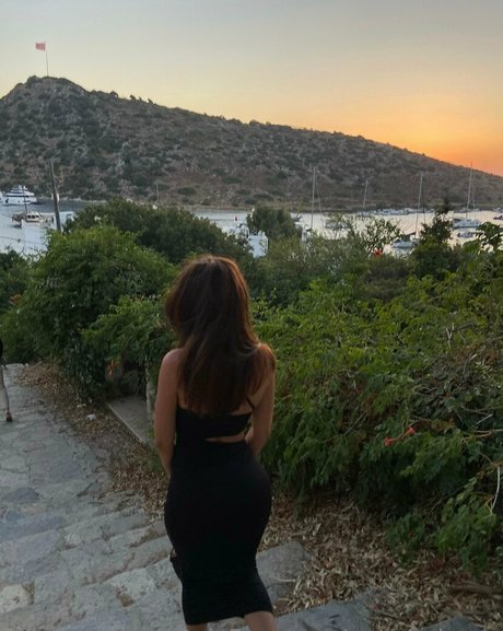 belle-fille onlyfans nu gratuit image