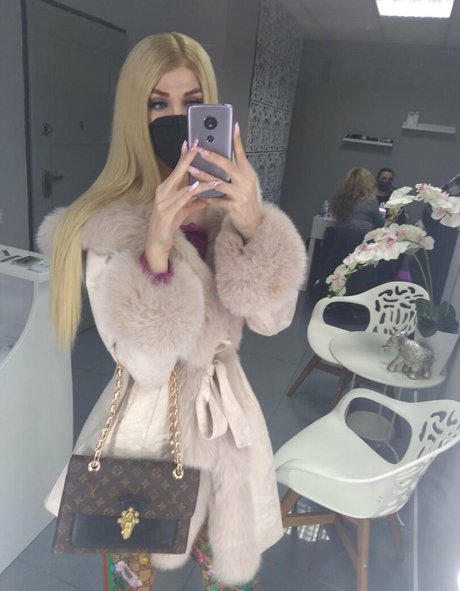 TsLindsayPrat actrice artistique galeries