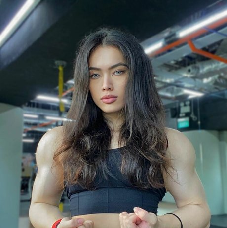 Sherlyn Chee modèle joli des photos