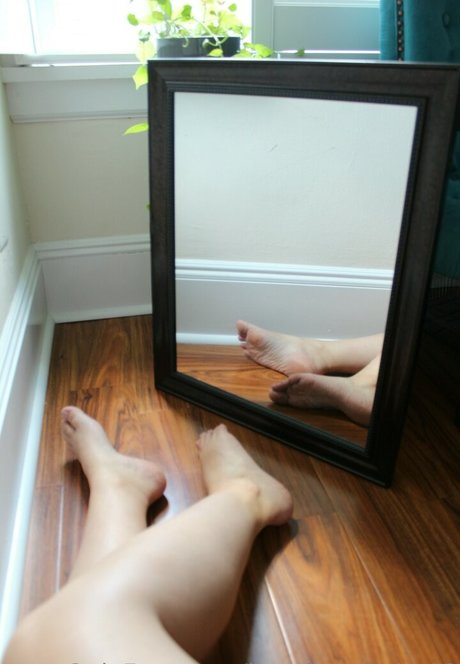 barefoot babe02 actrice adulte image