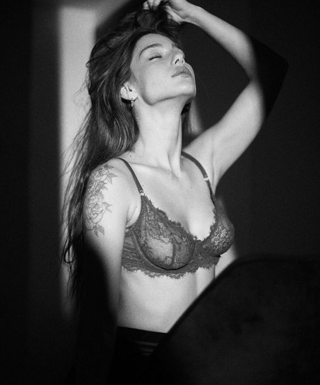 Milana Vino modèle images