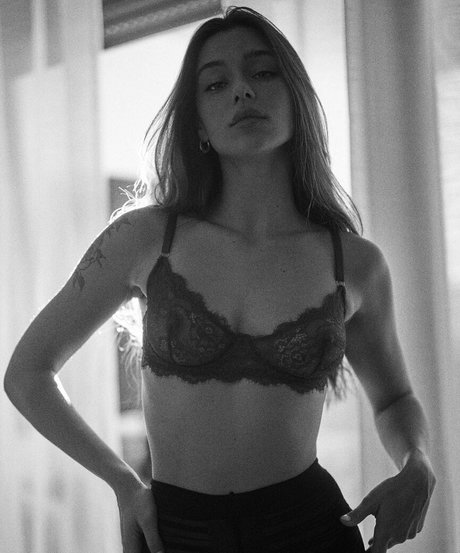 Milana Vino star érotique images