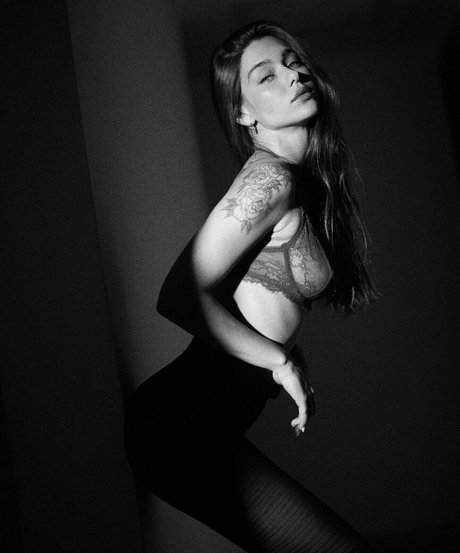 Milana Vino modèle parfait archive