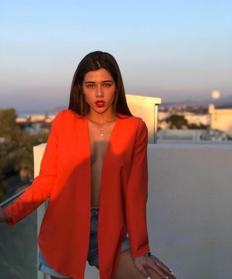 Milana Vino actrice libre photos