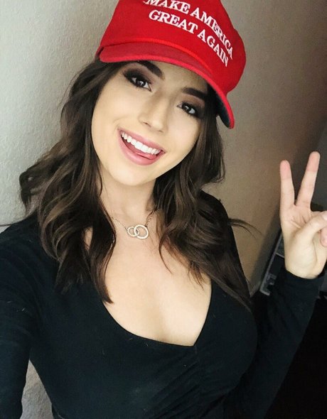 Ashley St Clair modèle érotique photo