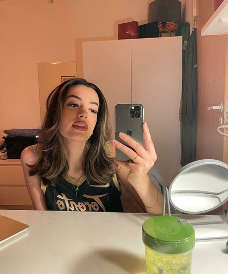 NoraExplorer star du porno exclusive des photos