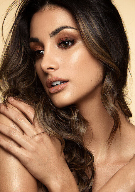 Olga Safari actrice sexy des photos