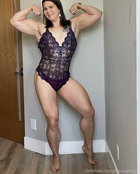 Eva The Supergirl modèle pornographique galerie