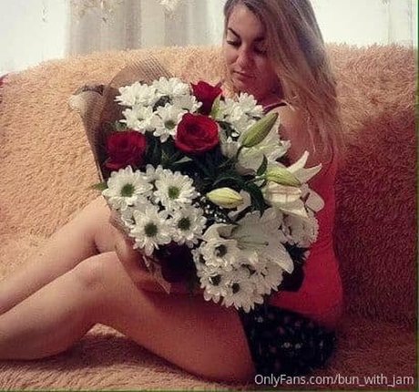 bun with jam modèle gratuit image