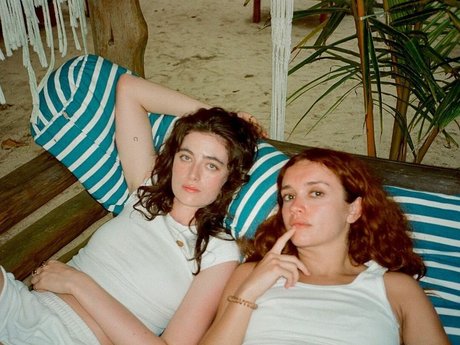 Millie Brady modèle nu photos